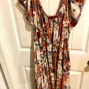 MIDI length torrid dress with pockets. It has a tie waist.